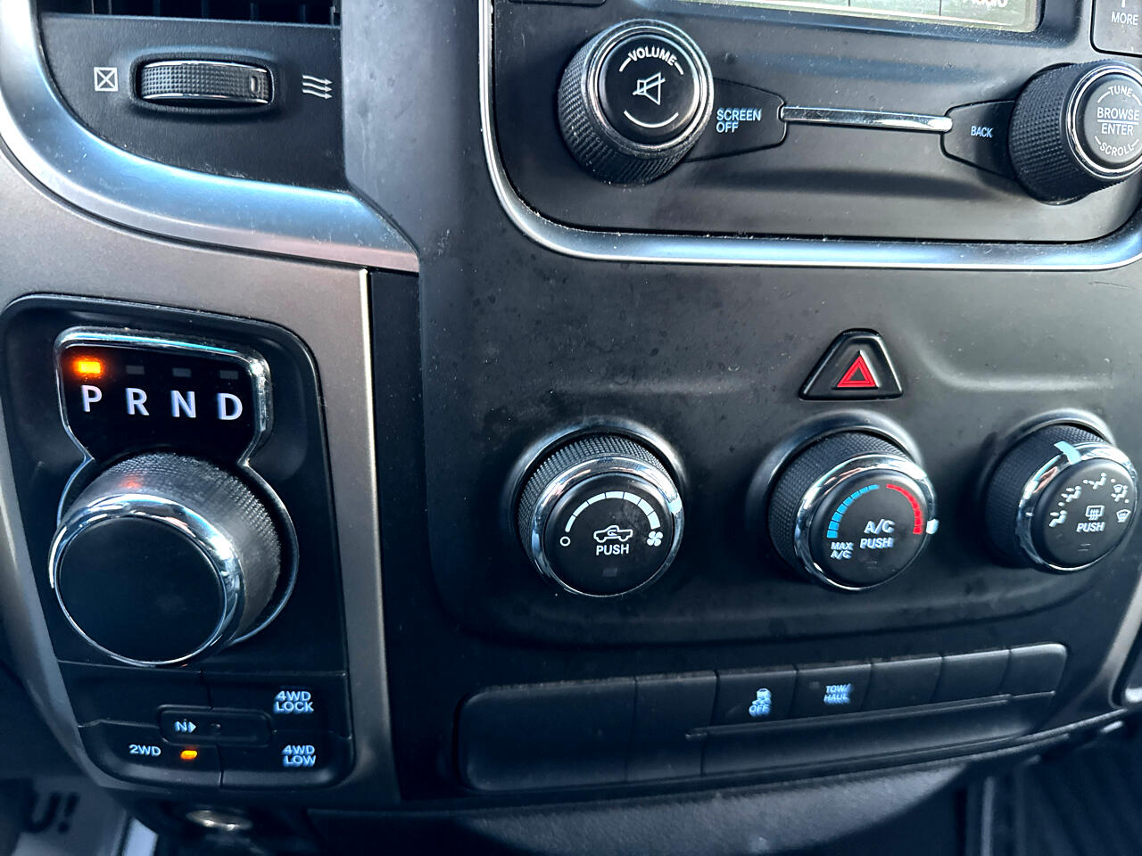 RAM 1500 4WD Quad Cab 140.5" SLT 2015