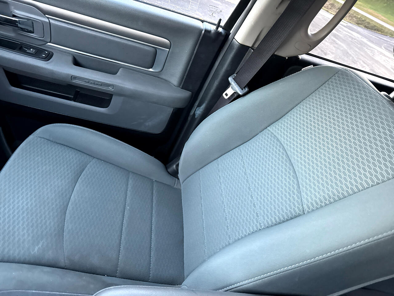 RAM 1500 4WD Quad Cab 140.5" SLT 2015