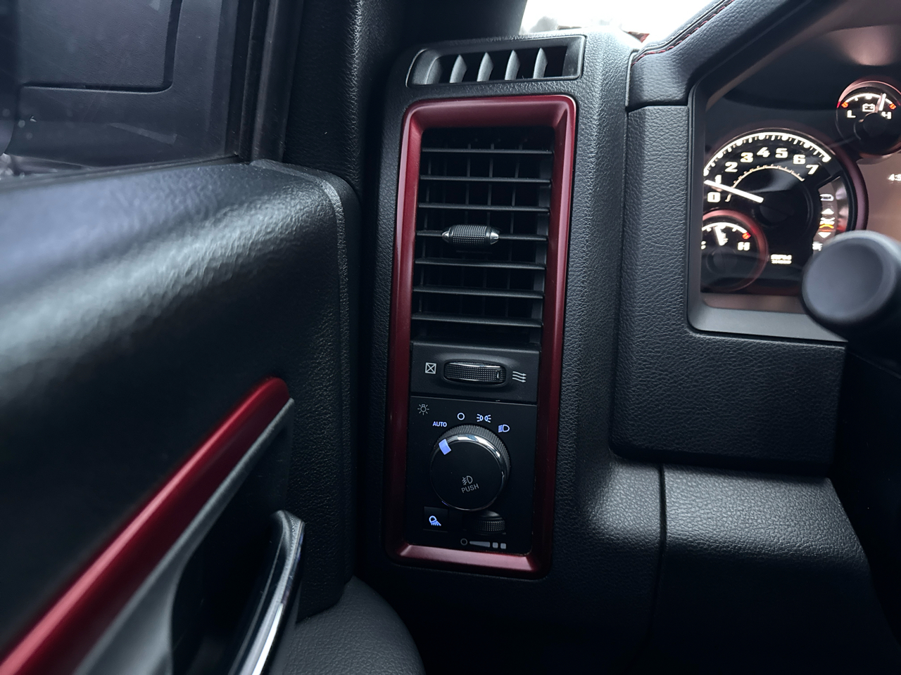 RAM 1500 4WD Crew Cab 140.5" Rebel 2018