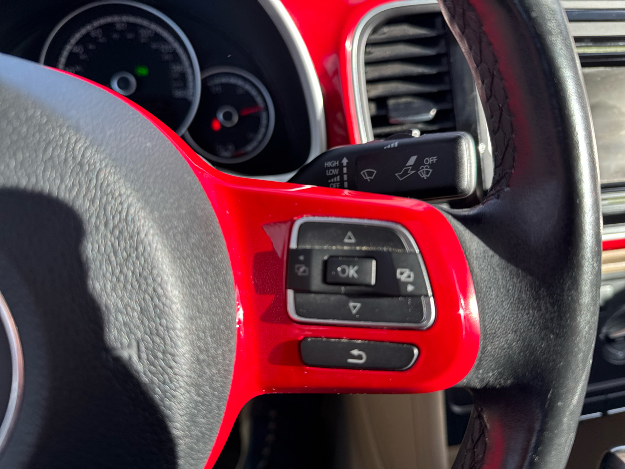 Volkswagen Beetle Coupe 2dr Auto 1.8T w/Sun *Ltd Avail* 2015