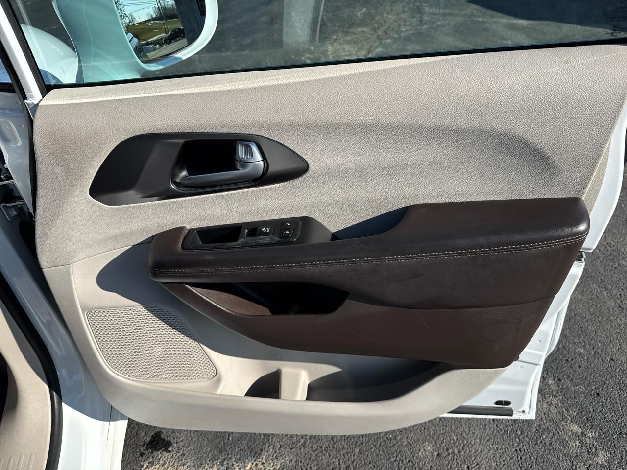 Chrysler Pacifica Touring-L Plus FWD 2017