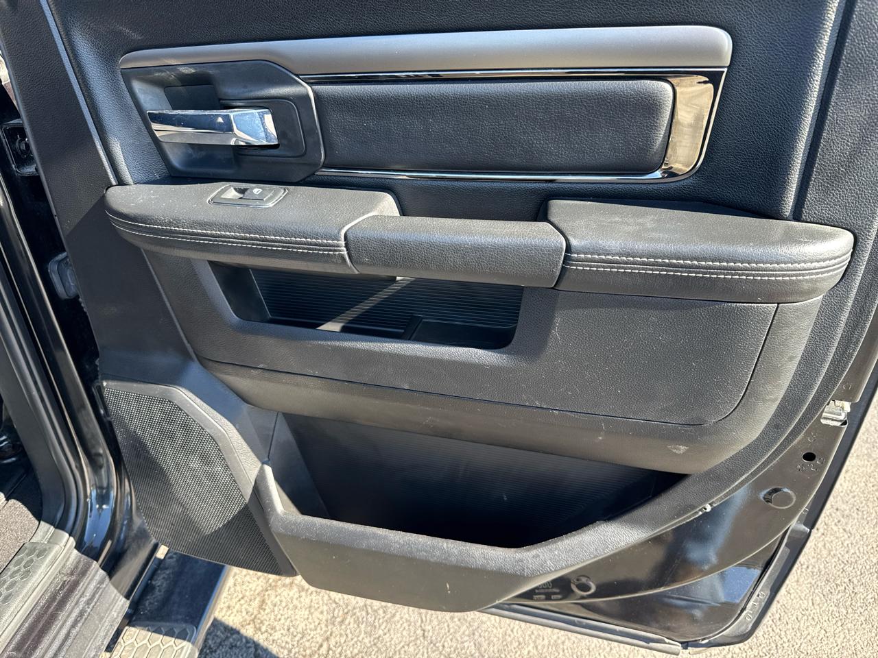 RAM 1500 4WD Quad Cab 140.5" Night 2018