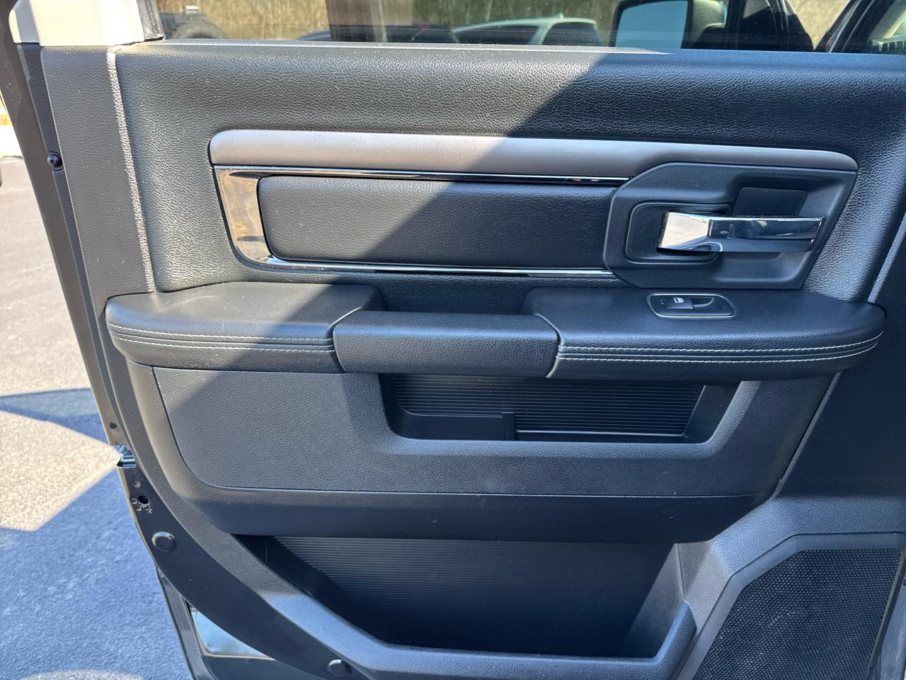 RAM 1500 4WD Quad Cab 140.5" Night 2018