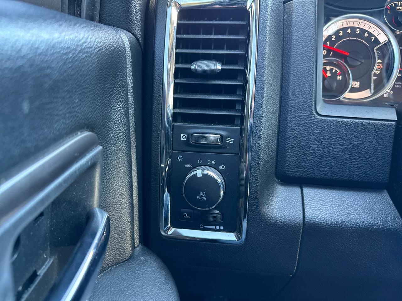 RAM 1500 4WD Quad Cab 140.5" Night 2018