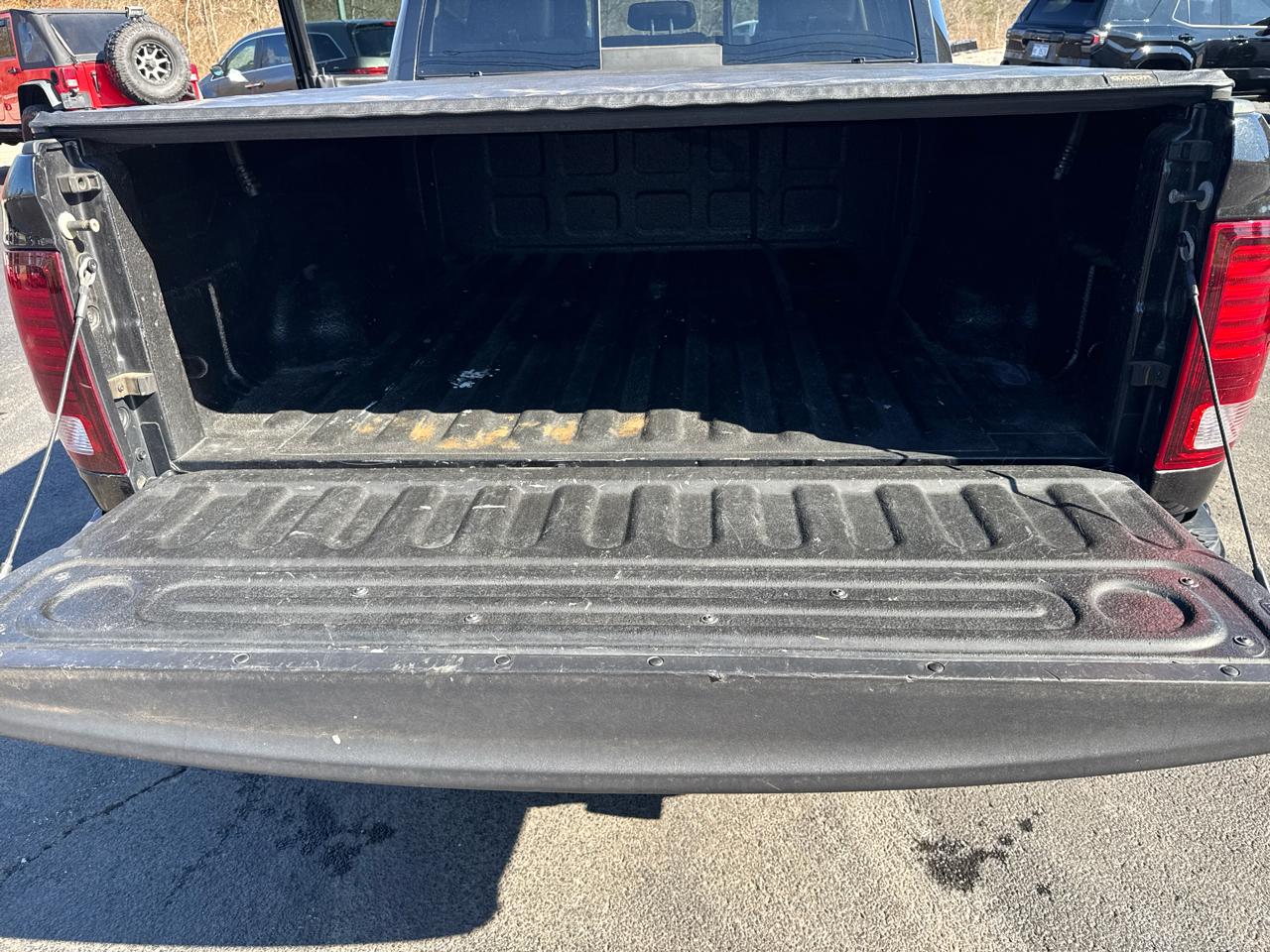 RAM 1500 4WD Quad Cab 140.5" Night 2018