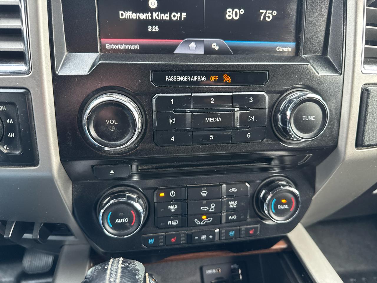 Ford F-150 4WD SuperCrew 145" Lariat 2015