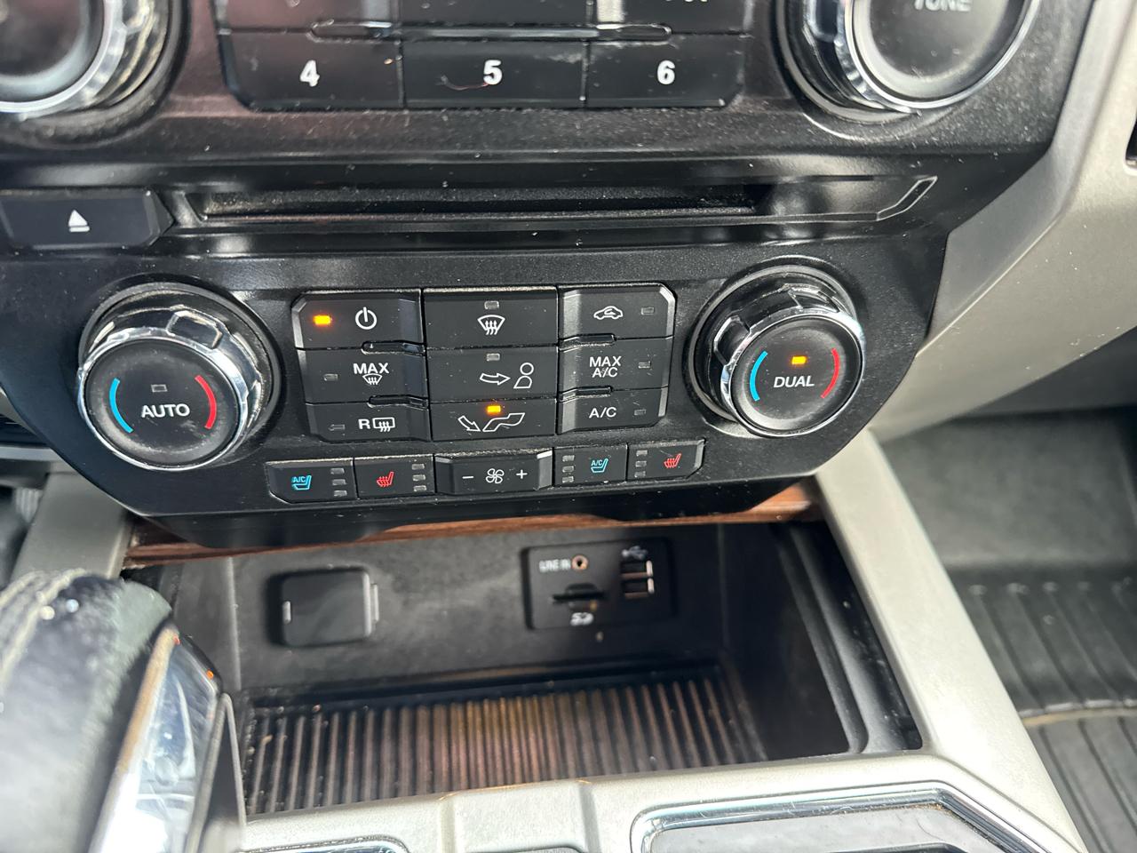 Ford F-150 4WD SuperCrew 145" Lariat 2015