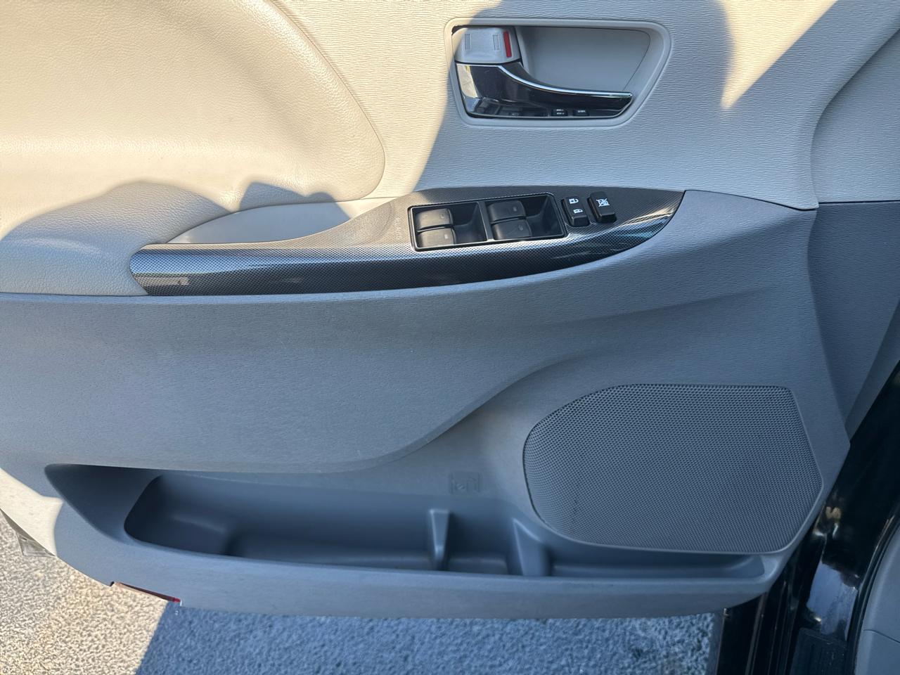 Toyota Sienna 5dr 8-Pass Van V6 SE FWD (Natl) 2012