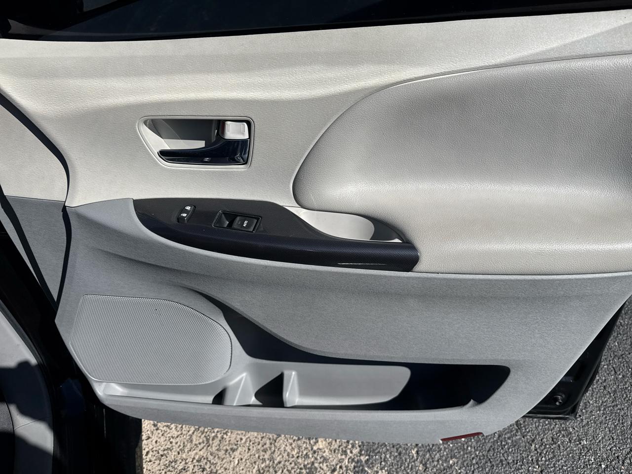 Toyota Sienna 5dr 8-Pass Van V6 SE FWD (Natl) 2012