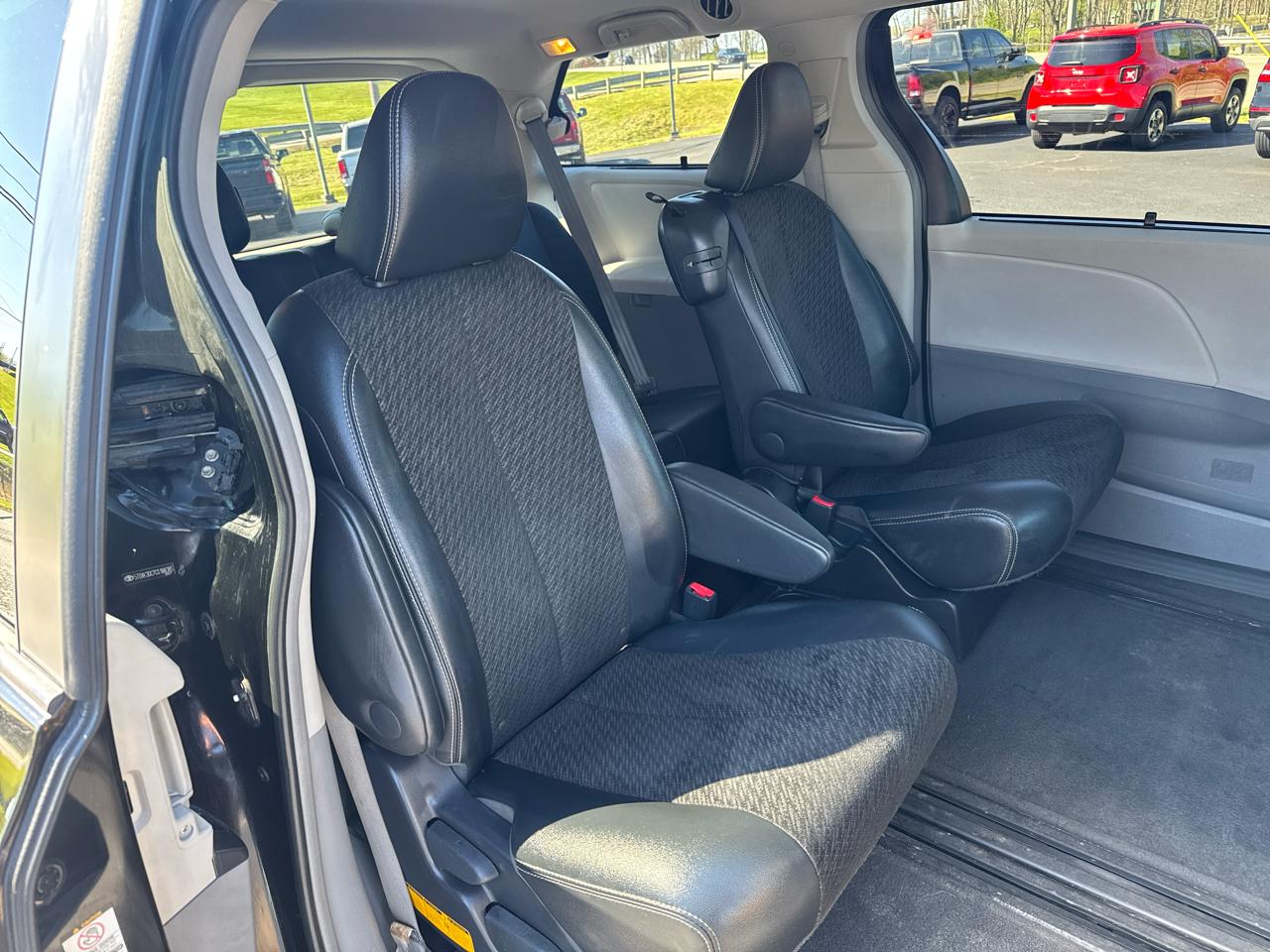 Toyota Sienna 5dr 8-Pass Van V6 SE FWD (Natl) 2012