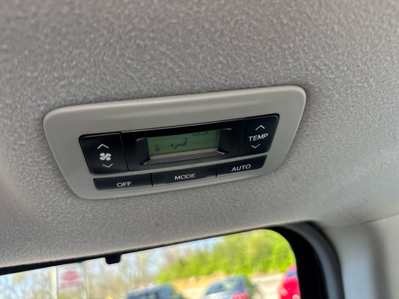 Toyota Sienna 5dr 8-Pass Van V6 SE FWD (Natl) 2012