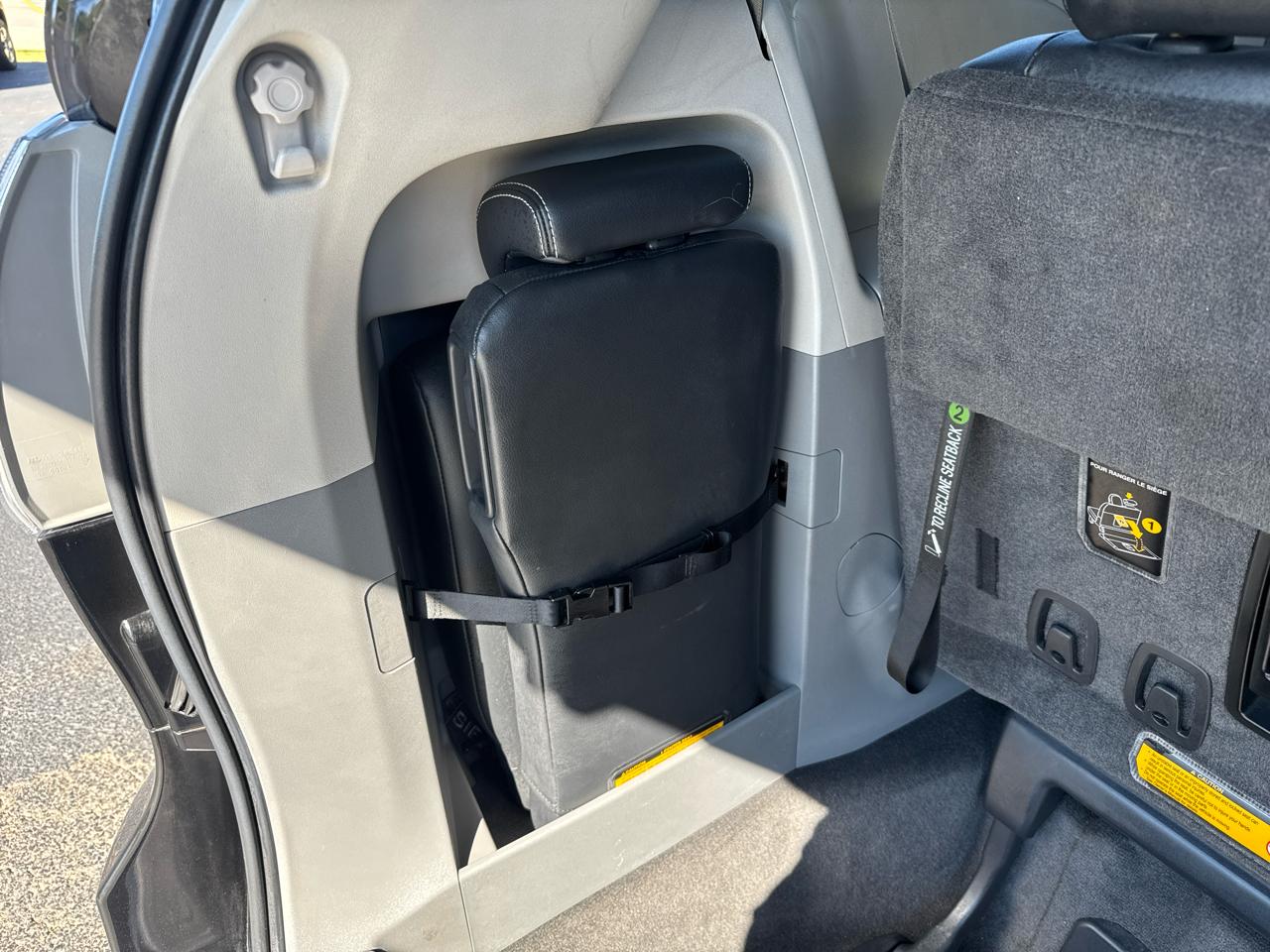 Toyota Sienna 5dr 8-Pass Van V6 SE FWD (Natl) 2012