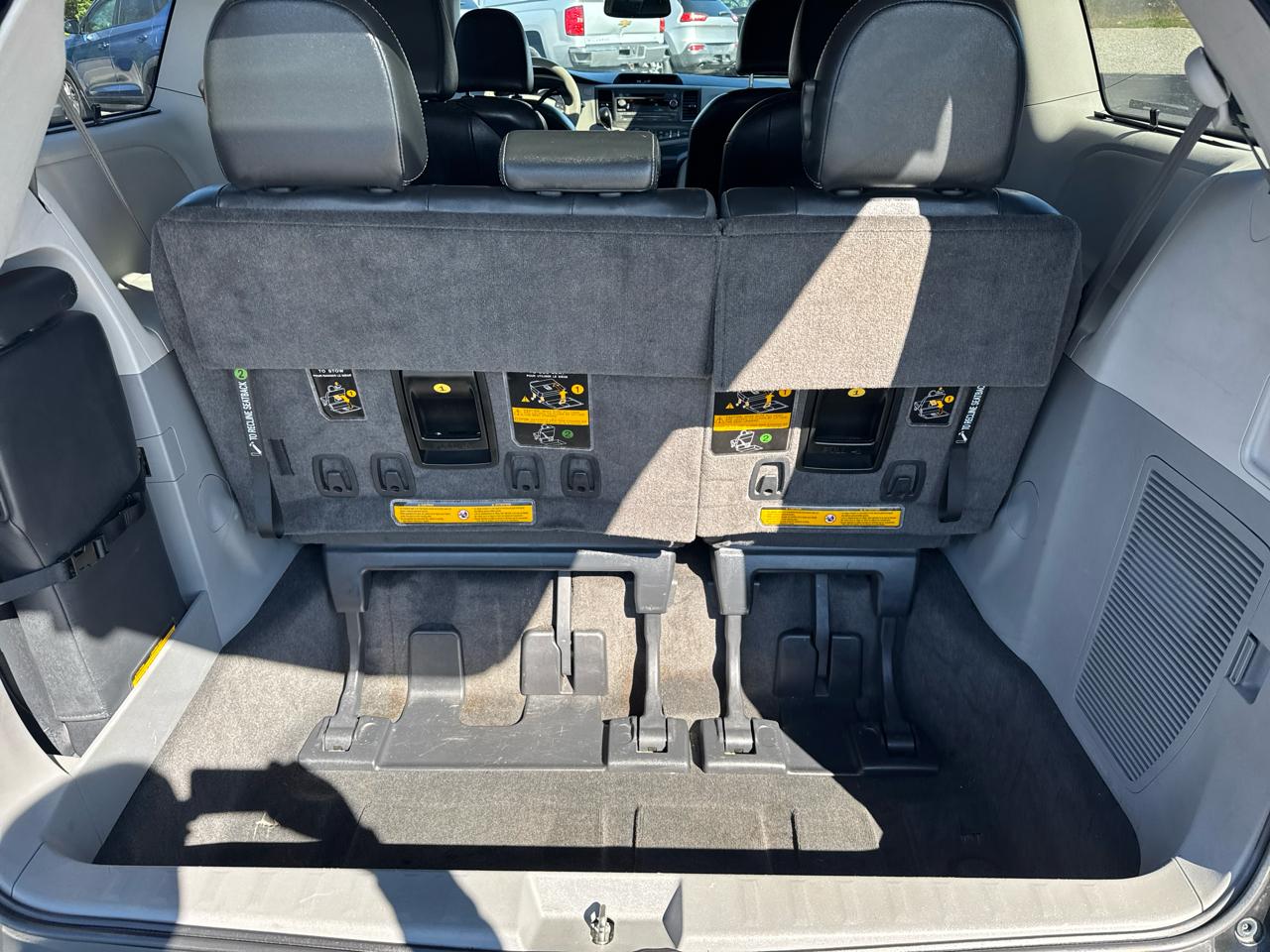 Toyota Sienna 5dr 8-Pass Van V6 SE FWD (Natl) 2012