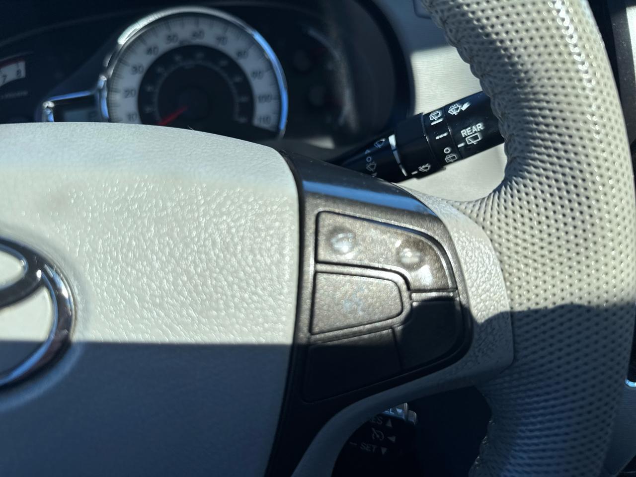 Toyota Sienna 5dr 8-Pass Van V6 SE FWD (Natl) 2012