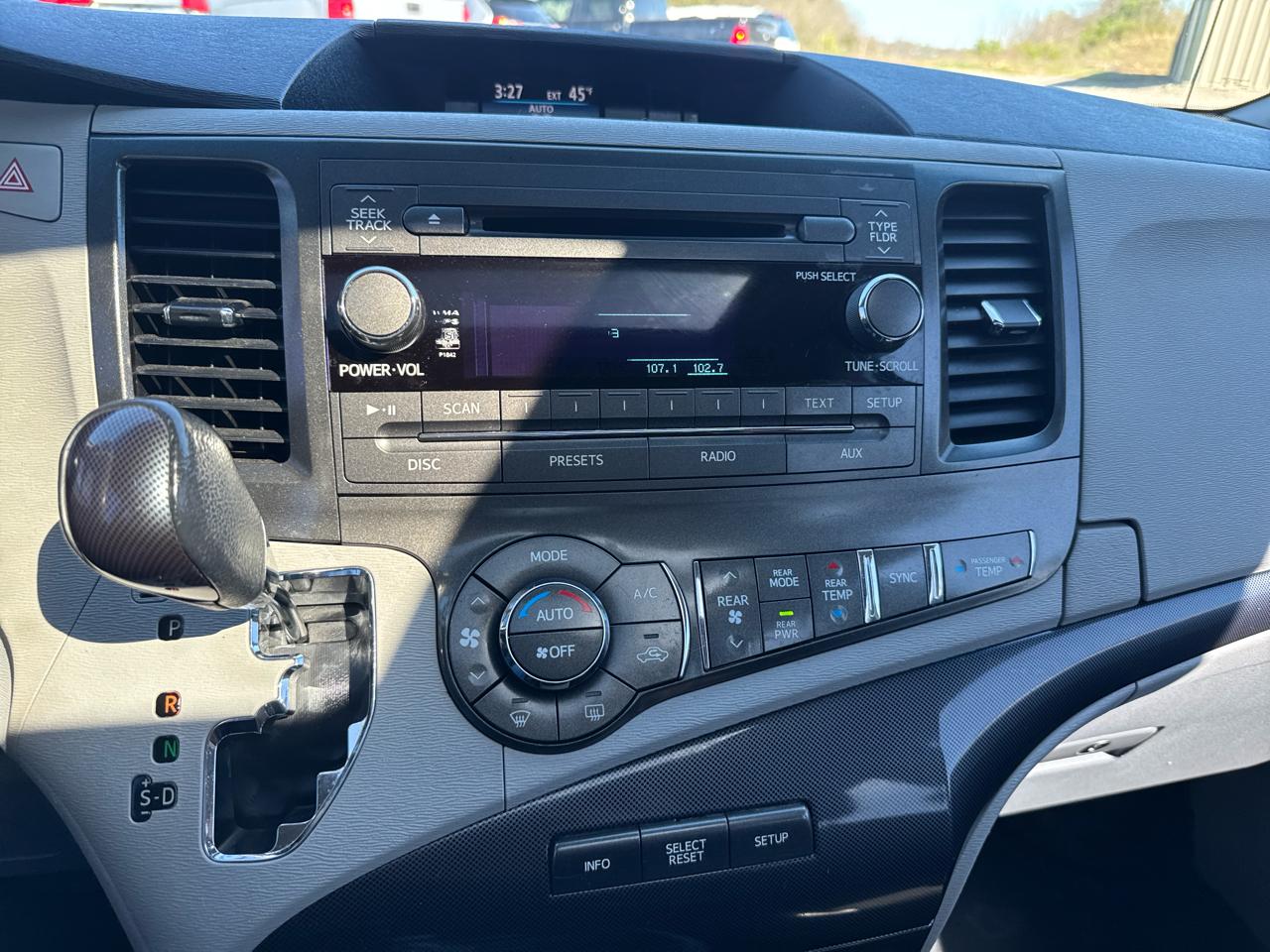 Toyota Sienna 5dr 8-Pass Van V6 SE FWD (Natl) 2012