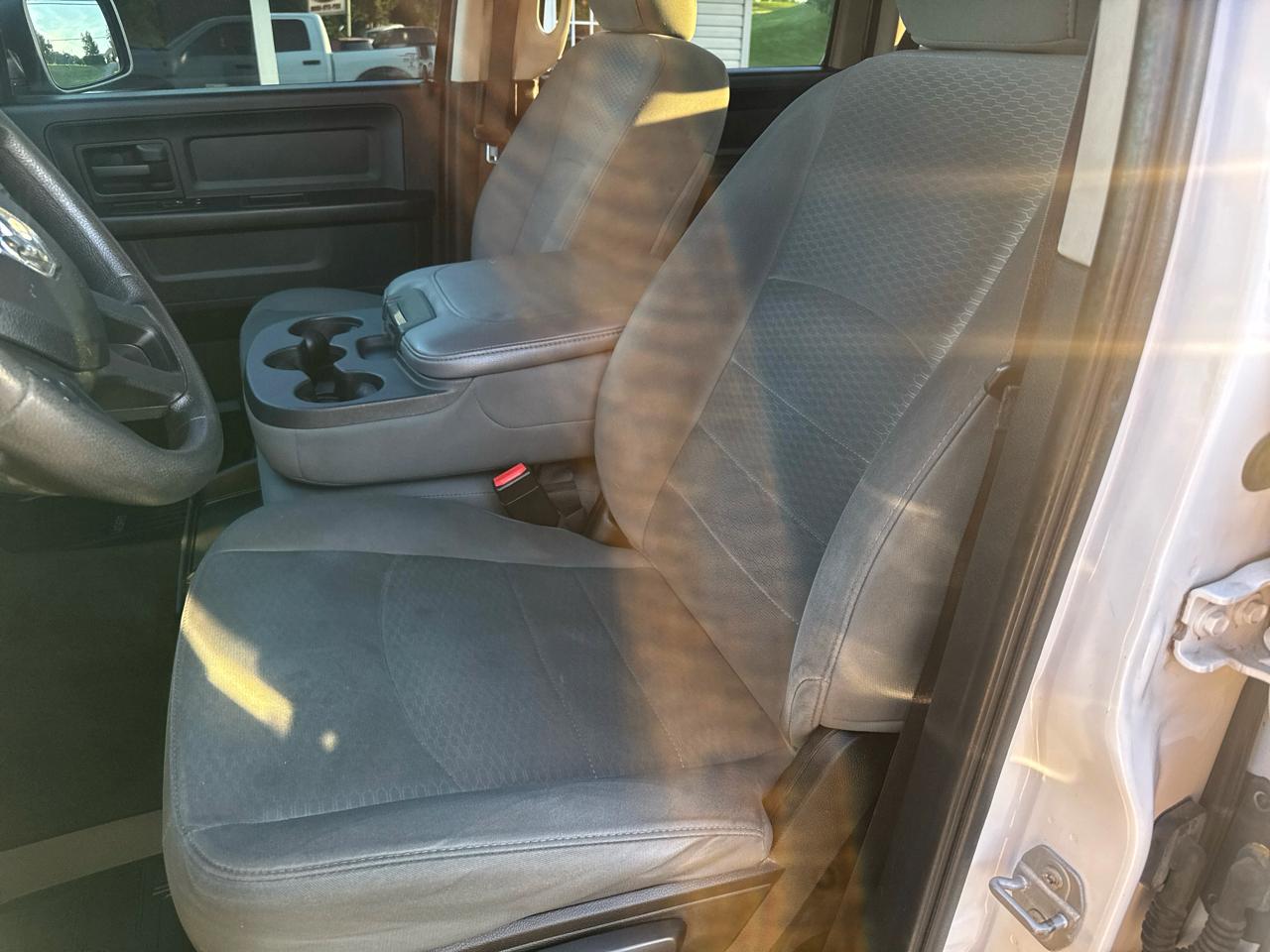 RAM 1500 4WD Crew Cab 140.5" Express 2015
