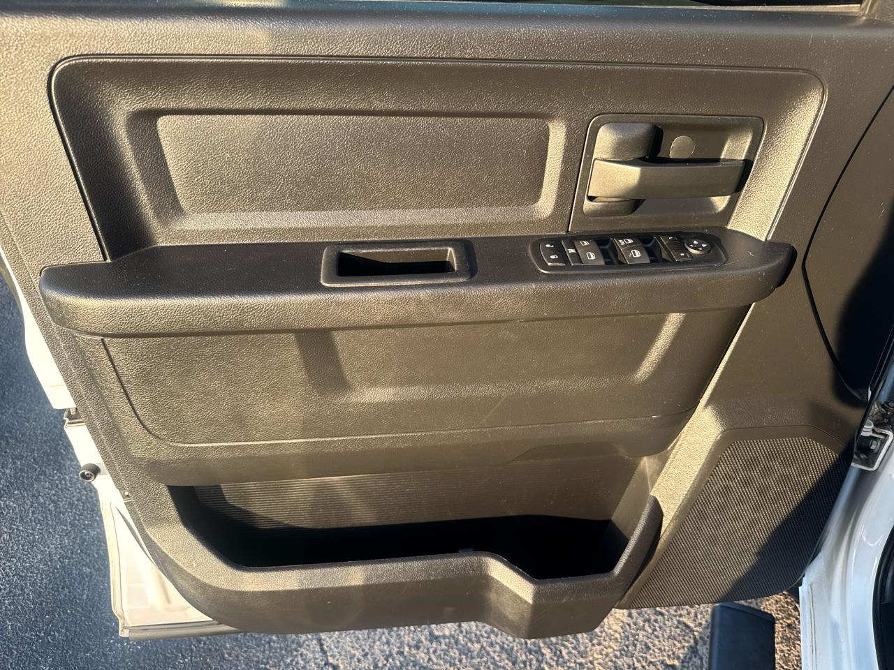 RAM 1500 4WD Crew Cab 140.5" Express 2015