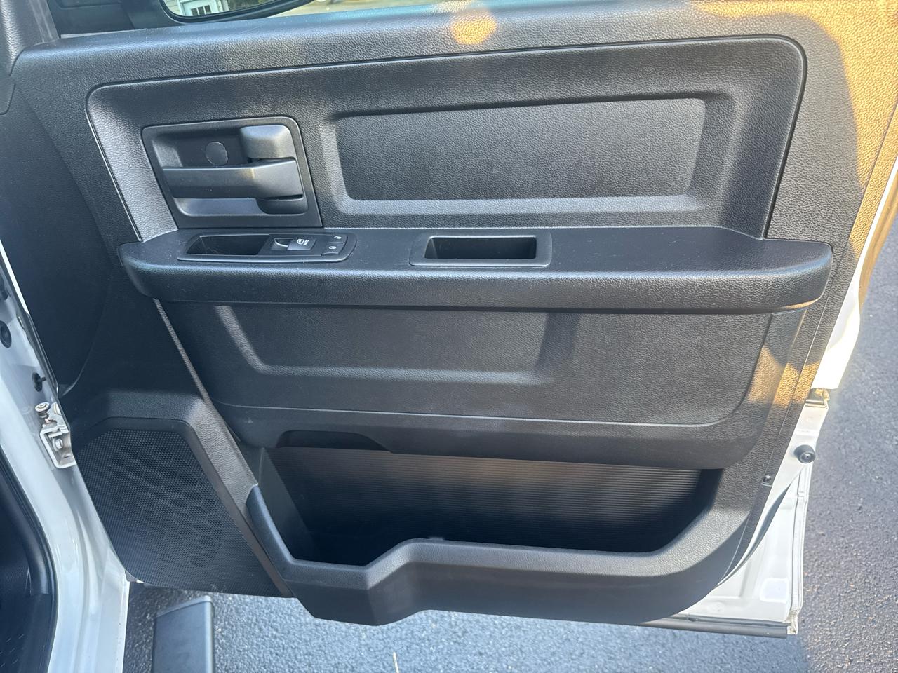 RAM 1500 4WD Crew Cab 140.5" Express 2015
