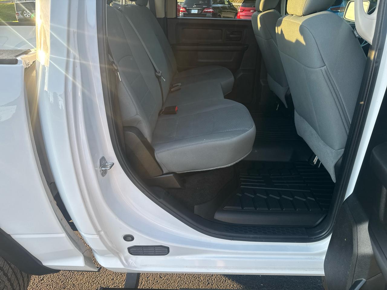 RAM 1500 4WD Crew Cab 140.5" Express 2015