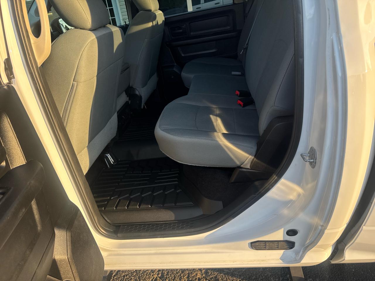 RAM 1500 4WD Crew Cab 140.5" Express 2015