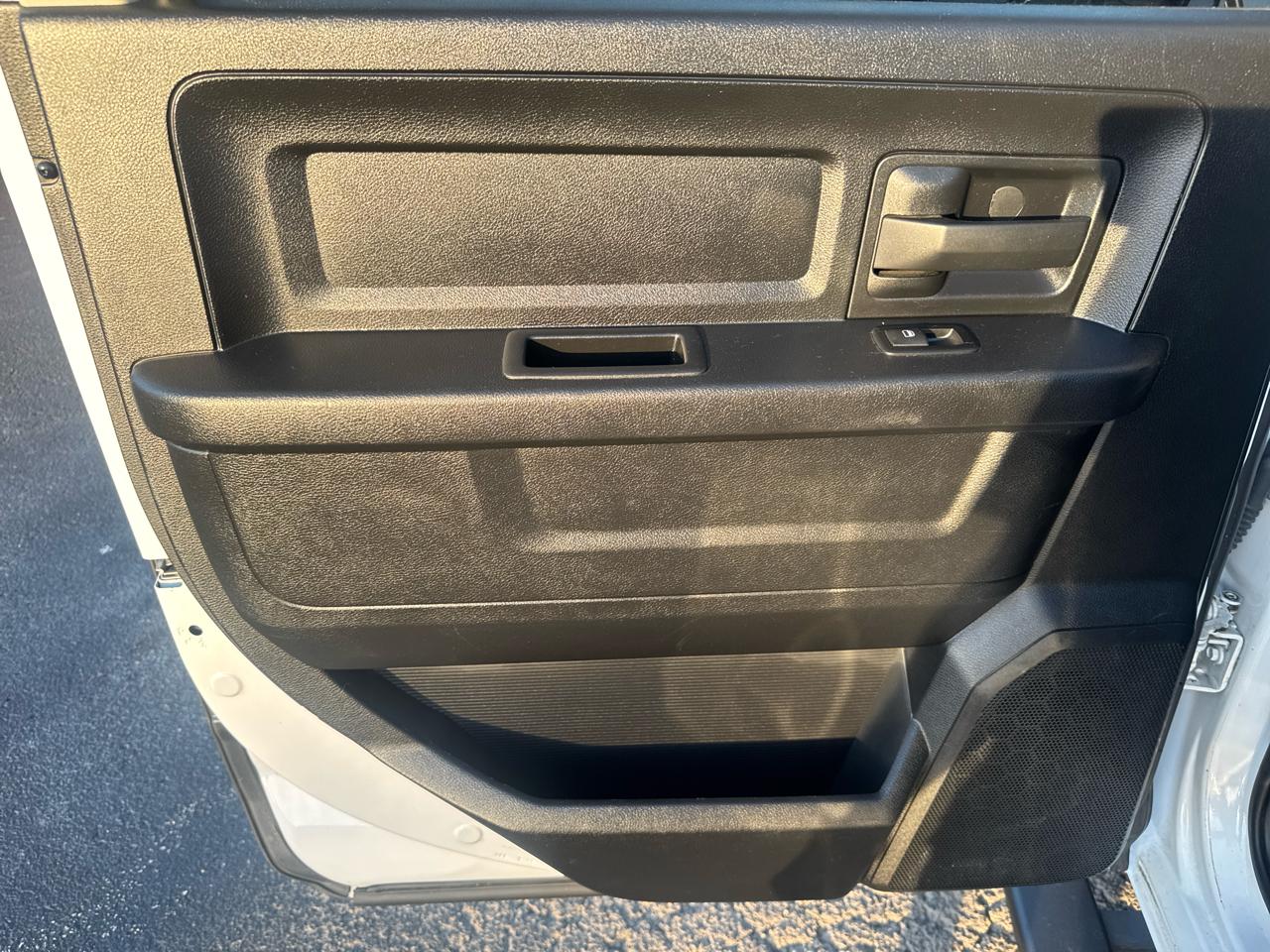 RAM 1500 4WD Crew Cab 140.5" Express 2015