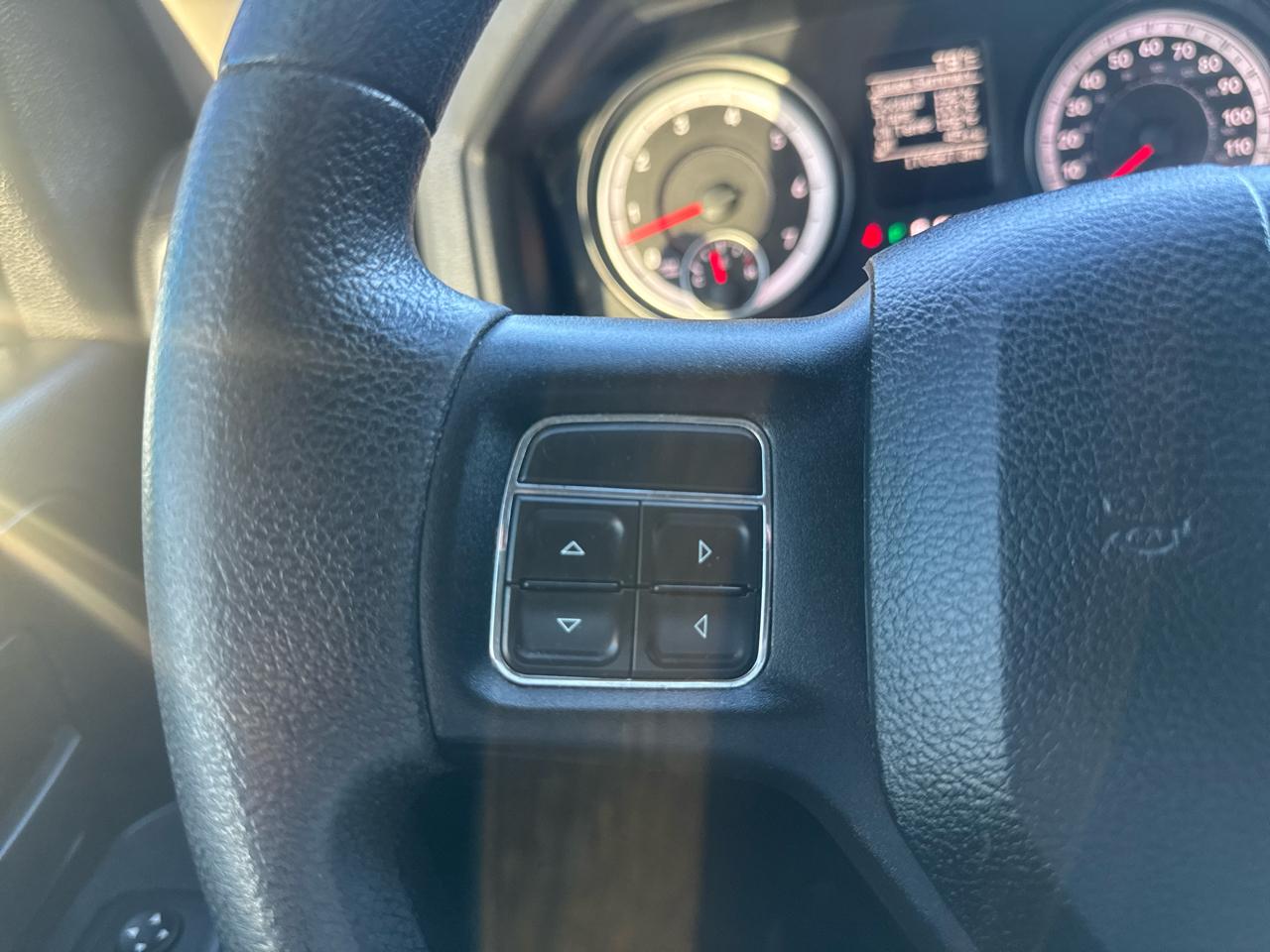 RAM 1500 4WD Crew Cab 140.5" Express 2015