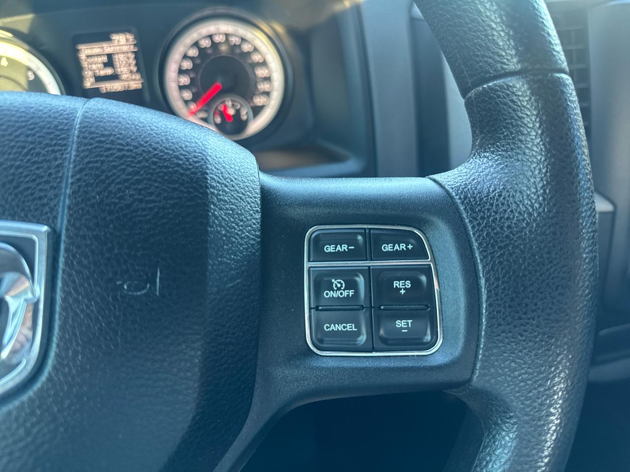 RAM 1500 4WD Crew Cab 140.5" Express 2015
