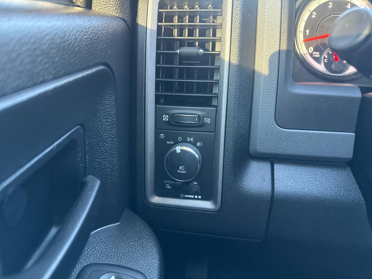 RAM 1500 4WD Crew Cab 140.5" Express 2015