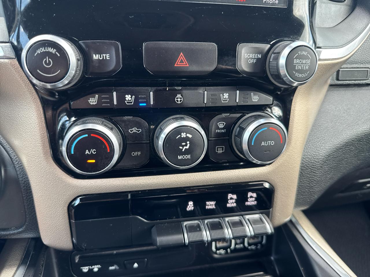 RAM 1500 Laramie 4x4 Crew Cab 5'7" Box 2019