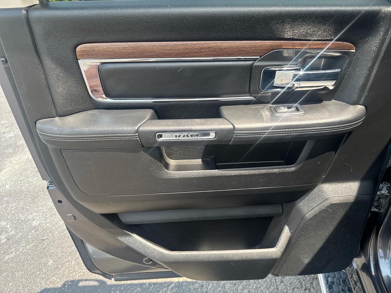 RAM 1500 Laramie 4x4 Crew Cab 5'7" Box 2017