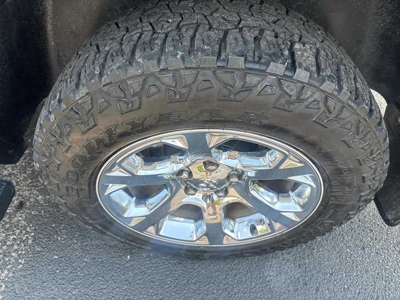 RAM 1500 Laramie 4x4 Crew Cab 5'7" Box 2017
