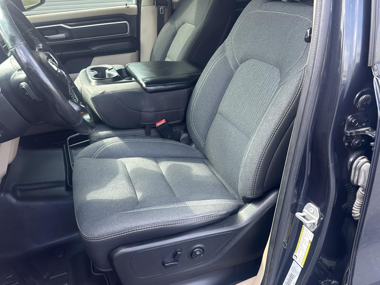 RAM 1500 Big Horn 4x4 Crew Cab 5'7" Box 2020