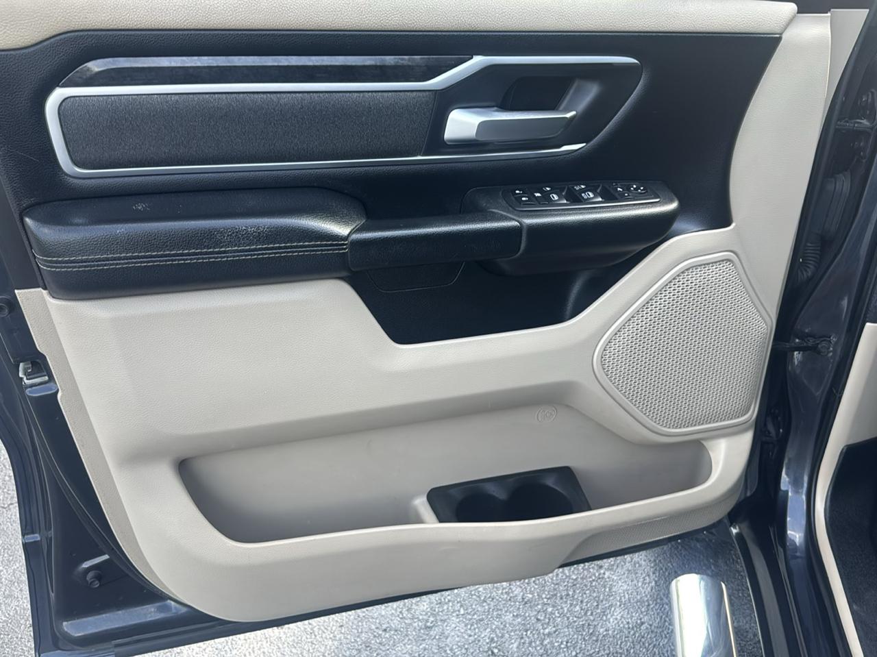 RAM 1500 Big Horn 4x4 Crew Cab 5'7" Box 2020