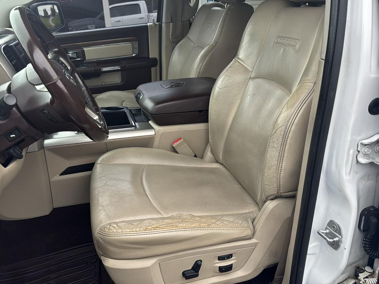 RAM 1500 4WD Crew Cab 140.5" Laramie 2015
