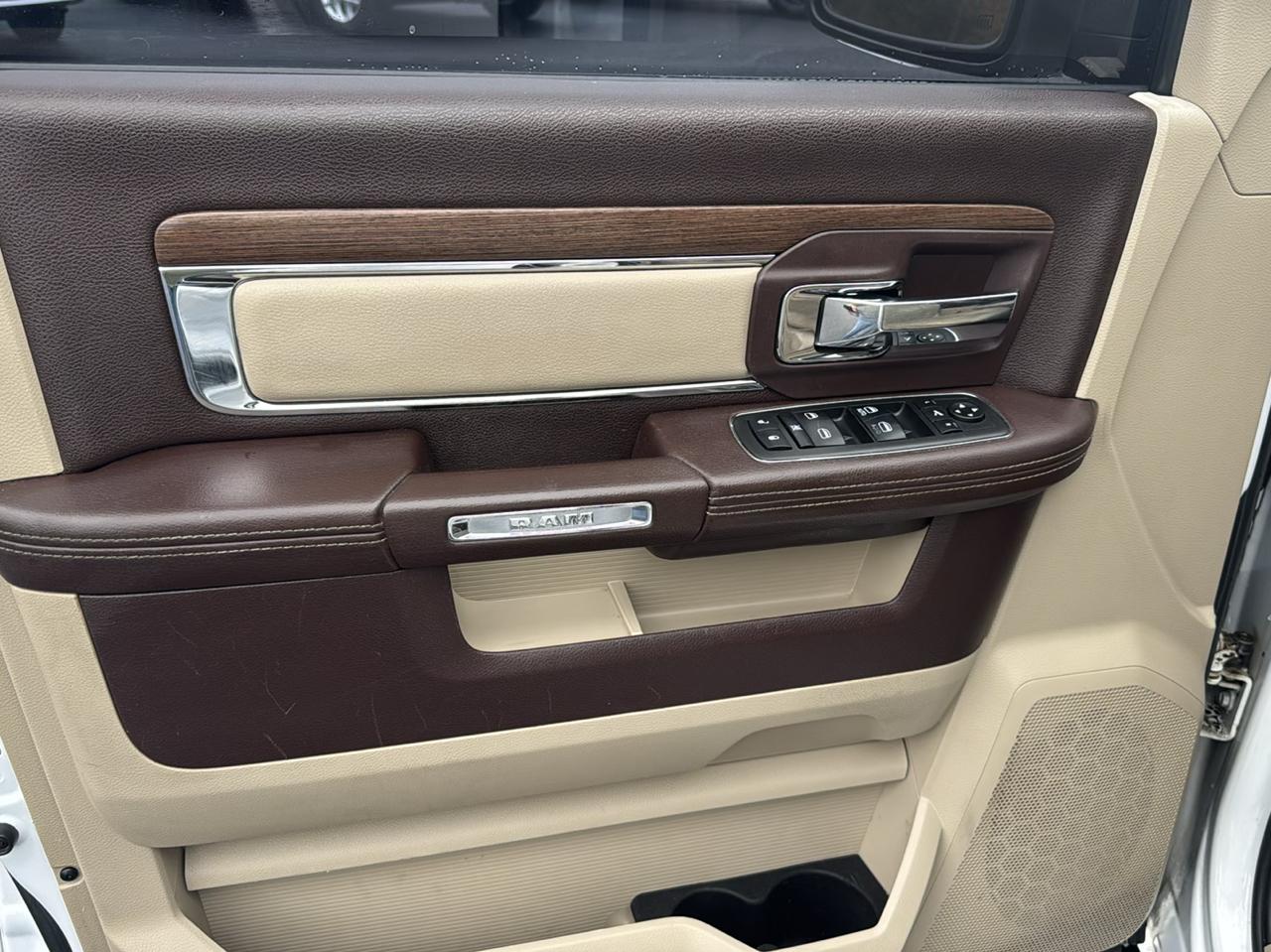 RAM 1500 4WD Crew Cab 140.5" Laramie 2015