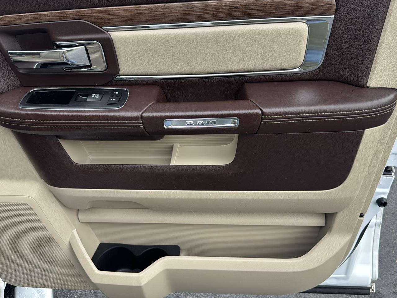 RAM 1500 4WD Crew Cab 140.5" Laramie 2015