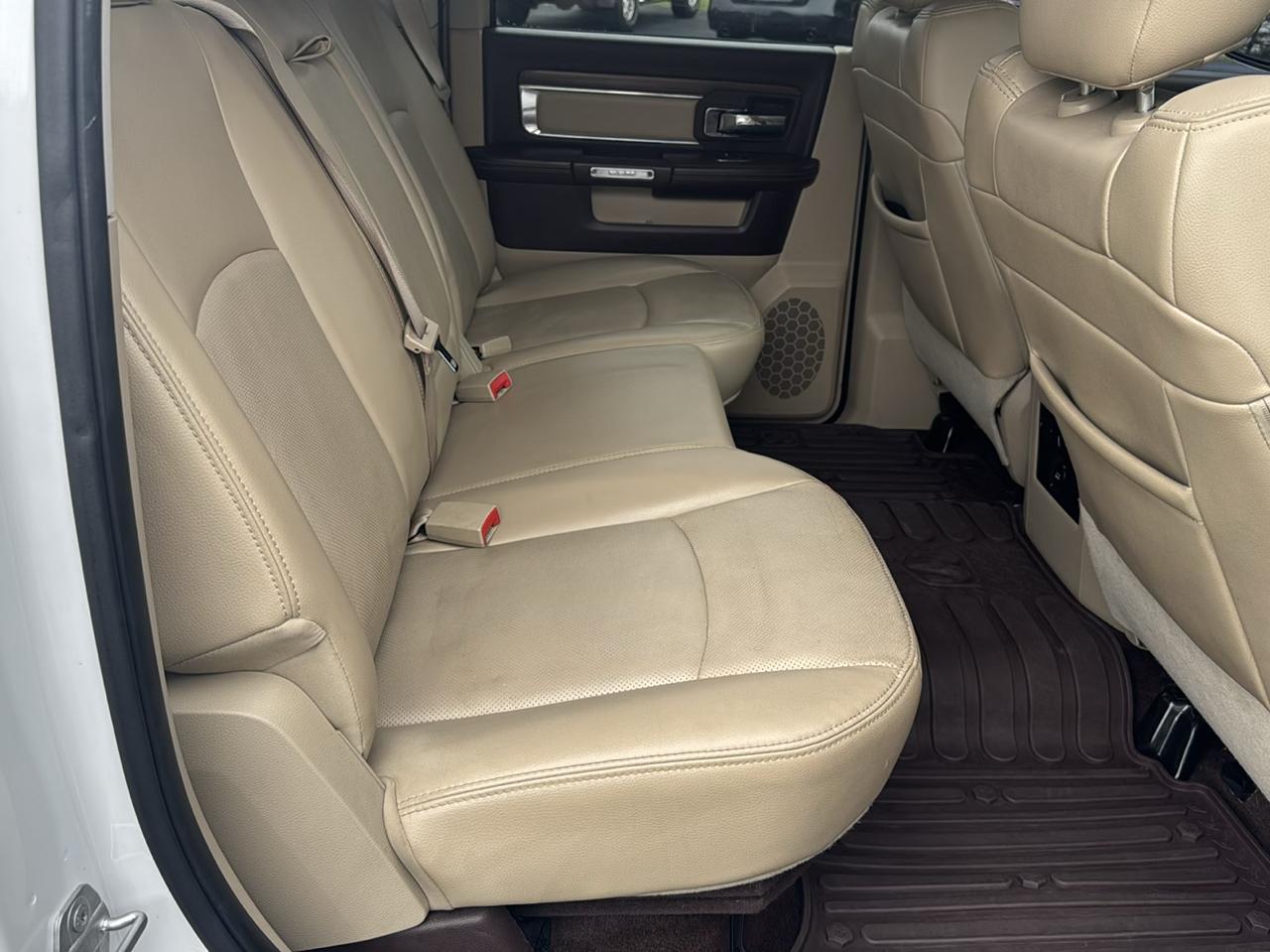 RAM 1500 4WD Crew Cab 140.5" Laramie 2015