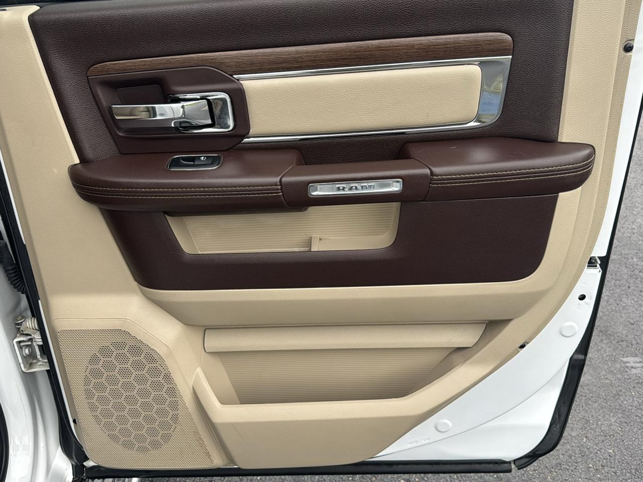 RAM 1500 4WD Crew Cab 140.5" Laramie 2015