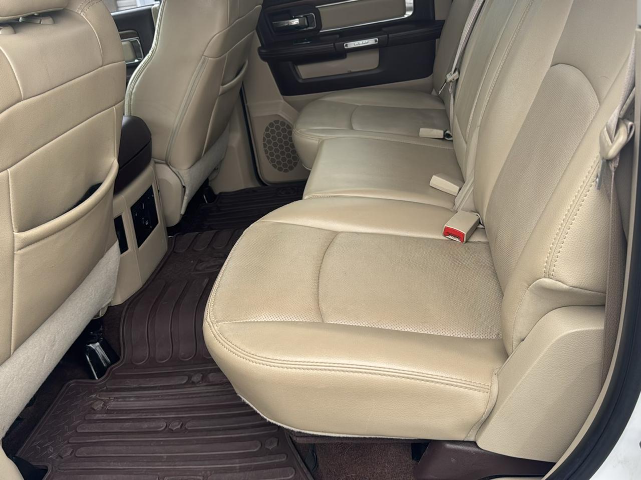 RAM 1500 4WD Crew Cab 140.5" Laramie 2015