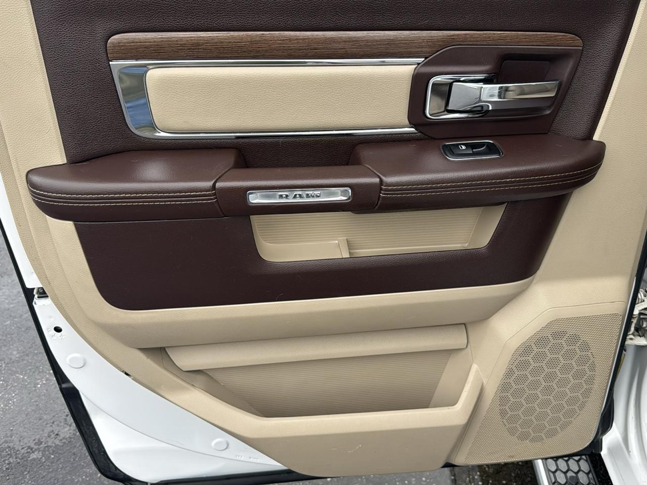 RAM 1500 4WD Crew Cab 140.5" Laramie 2015