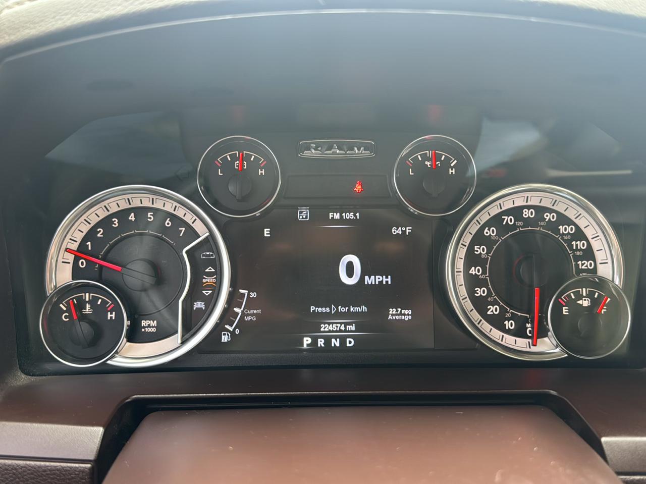 RAM 1500 4WD Crew Cab 140.5" Laramie 2015