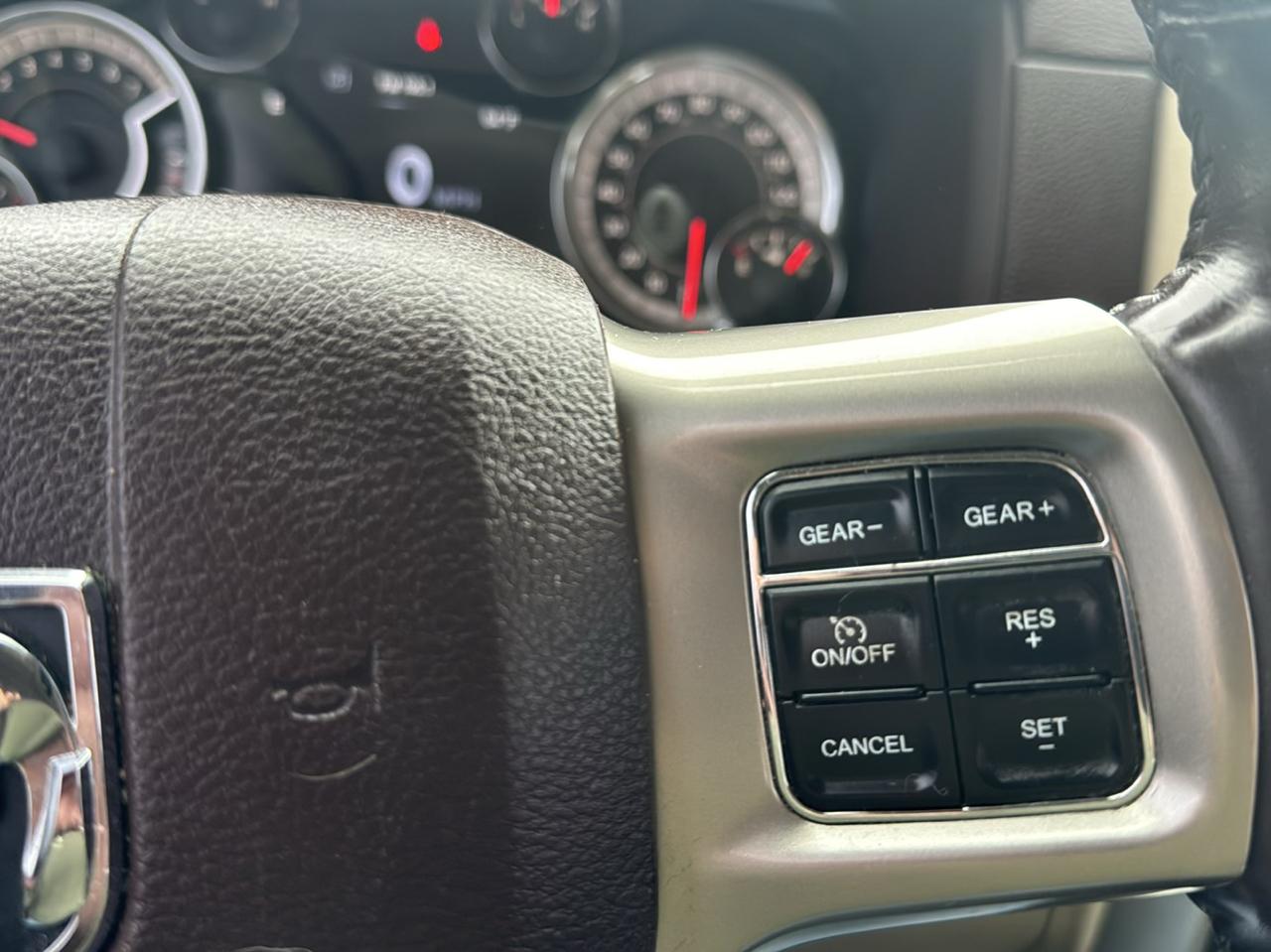 RAM 1500 4WD Crew Cab 140.5" Laramie 2015
