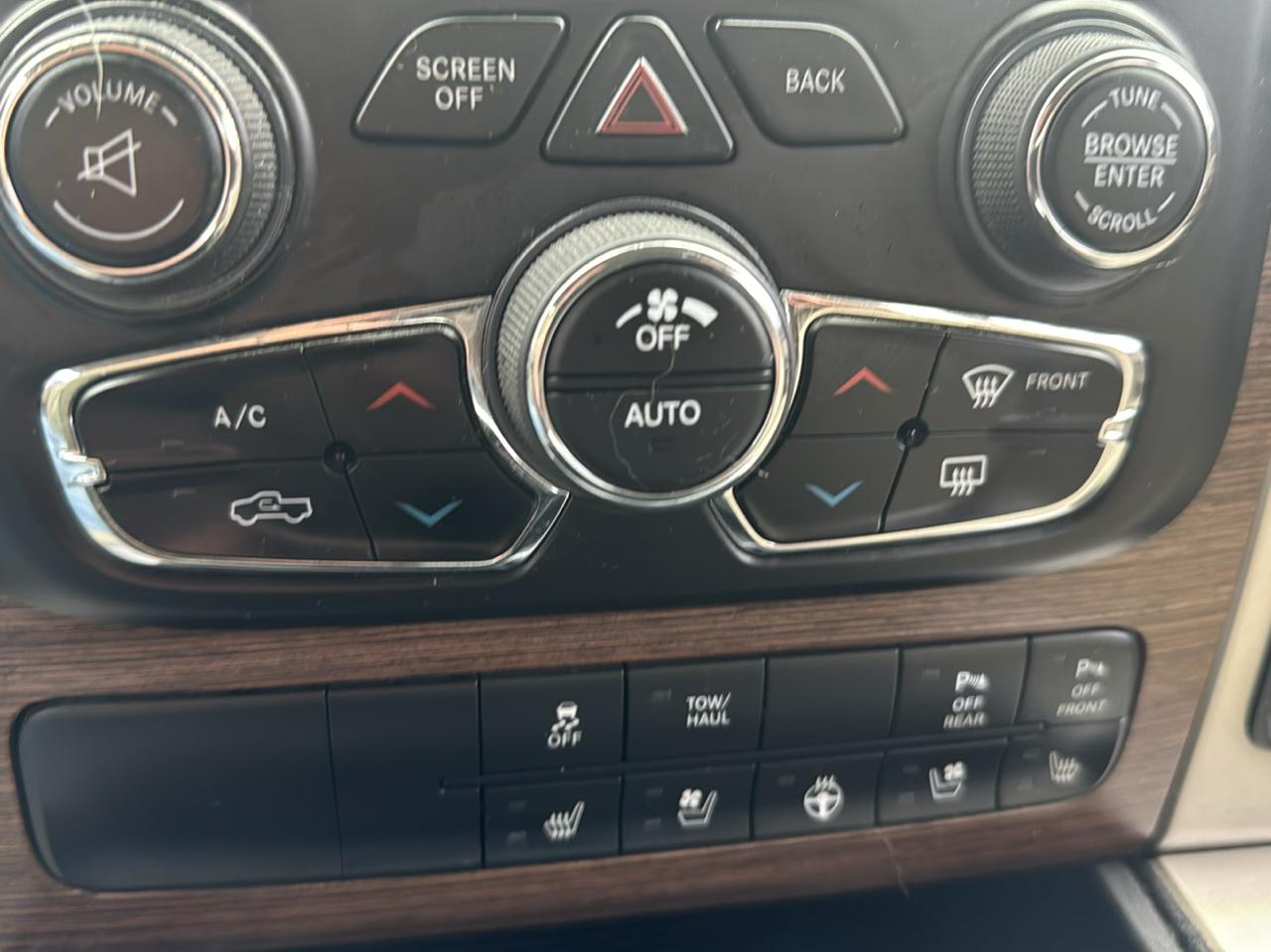 RAM 1500 4WD Crew Cab 140.5" Laramie 2015