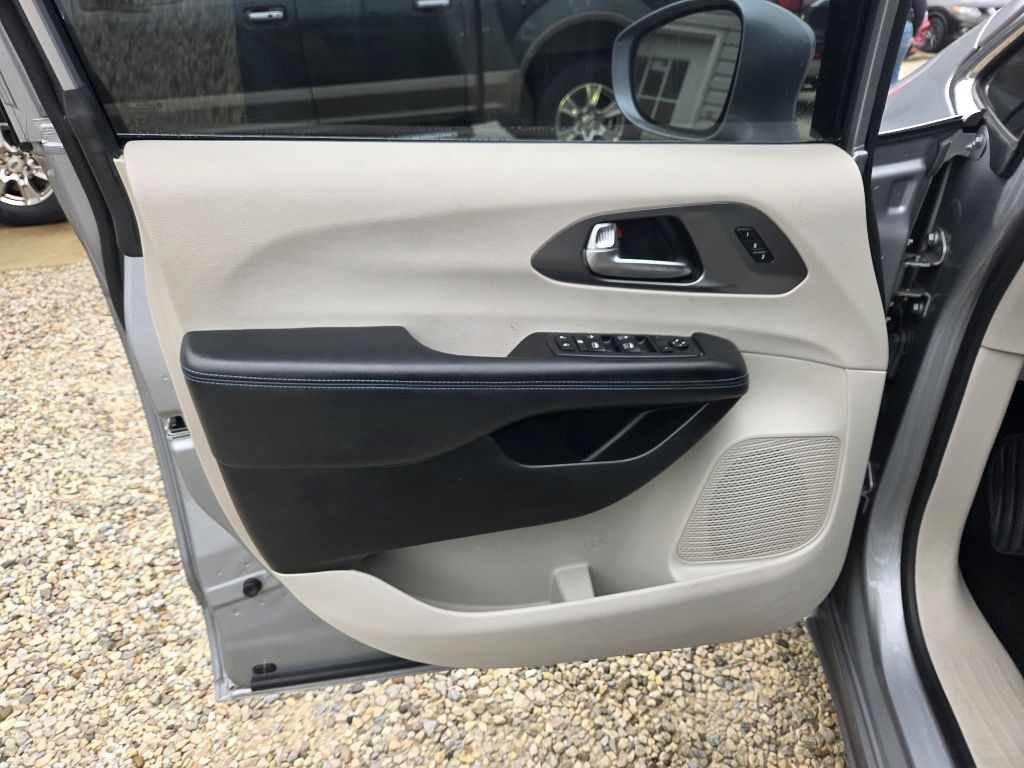 Chrysler Pacifica Touring L FWD 2021