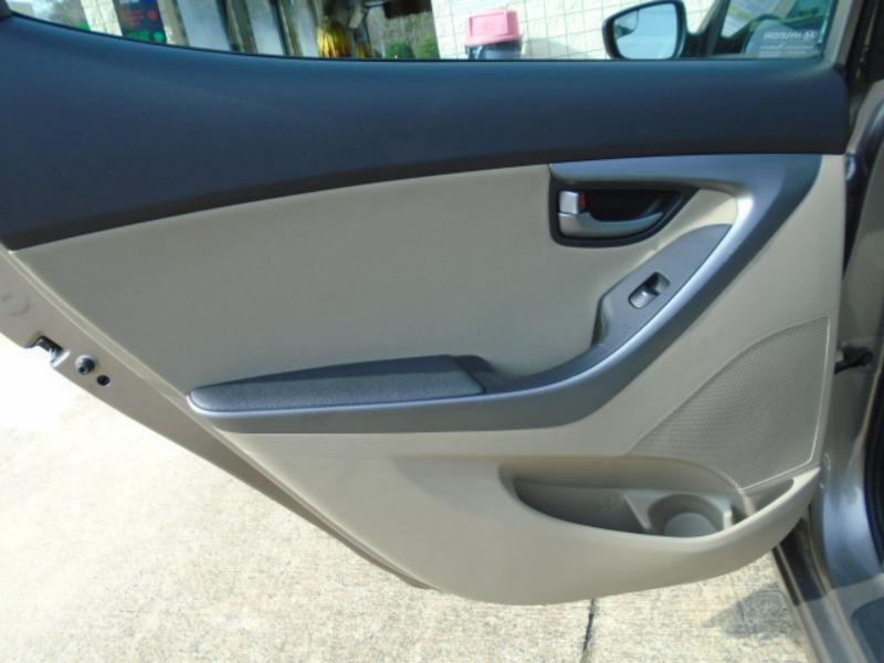 Hyundai Elantra SE 6AT 2016