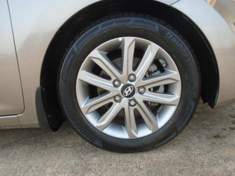 Hyundai Elantra SE 6AT 2016