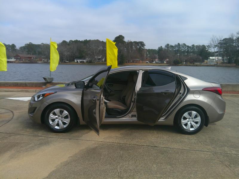 Hyundai Elantra SE 6AT 2016