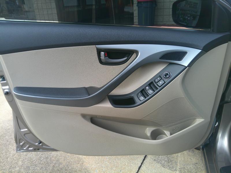 Hyundai Elantra SE 6AT 2016