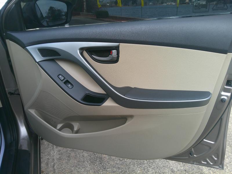 Hyundai Elantra SE 6AT 2016