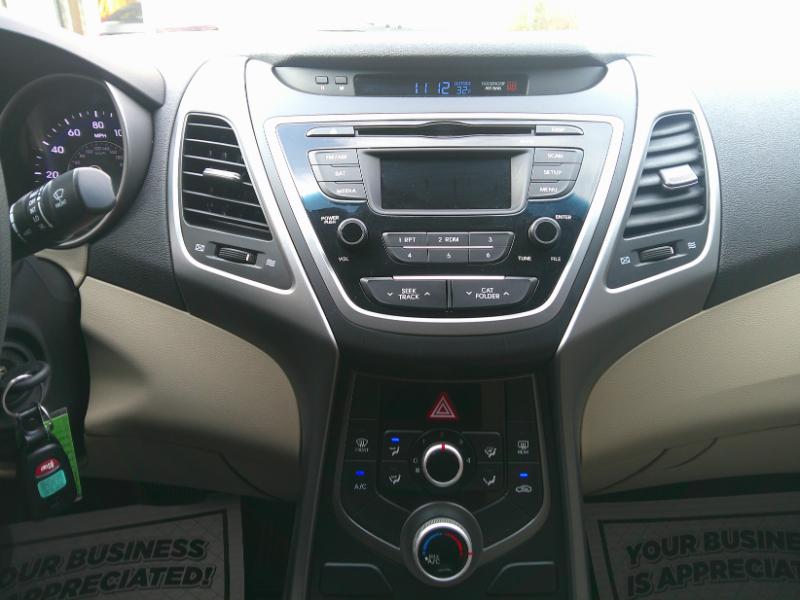 Hyundai Elantra SE 6AT 2016